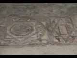 06253 ostia - regio iii - insula vi - domus del ninfeo (iii,vi,1-3) - raum (d) - fussbodendetail - opus sectile - 2013.jpg